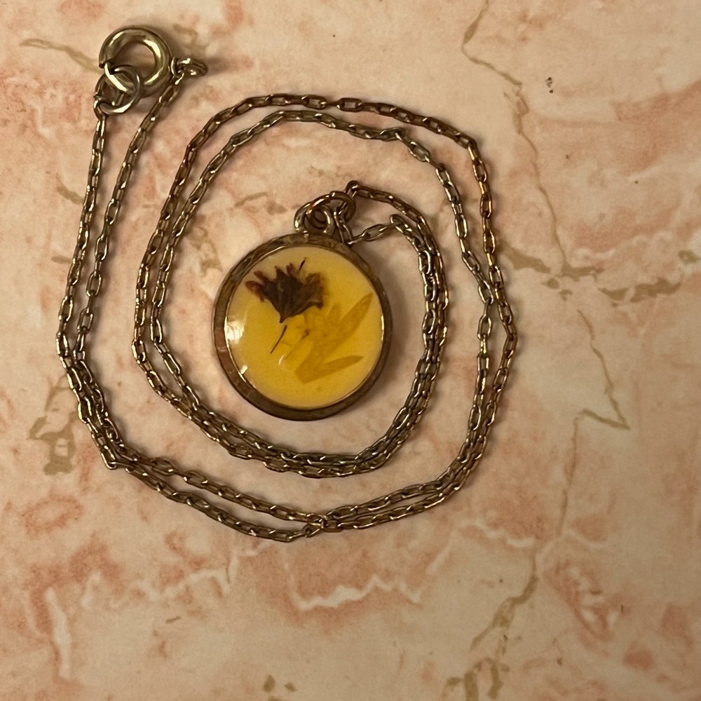Elegant Gold Pendant Necklace with Floral Design